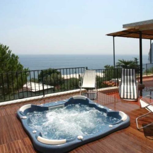 piscina_jacuzzi_con_idromassaggio